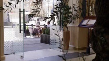 Pahalı bir otelin devasa lobisi. Yavaş Hareket.