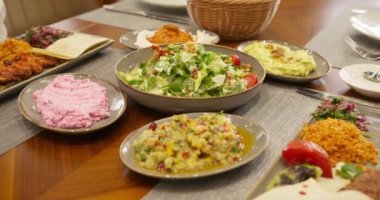 İnsanlar restoranda bir masaya oturur ve yemek yerler. Kapat, Yavaş Hareket.