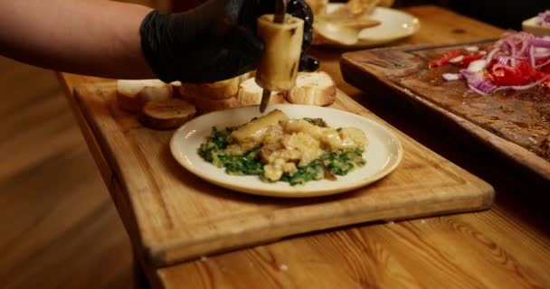 Serveur Coupe Viande Finie Dirige Table Dans Restaurant Fermer Mouvement — Video