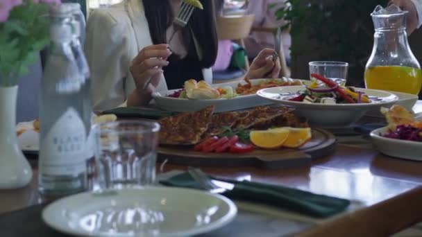 Άνθρωποι Κάθονται Ένα Τραπέζι Ένα Εστιατόριο Και Τρώνε Κλείσιμο Αργή — Αρχείο Βίντεο