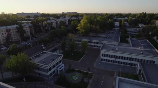 Drone Vliegt Huizen Omringd Door Bomen Zomer Stad Overdag Luchtzicht — Stockvideo