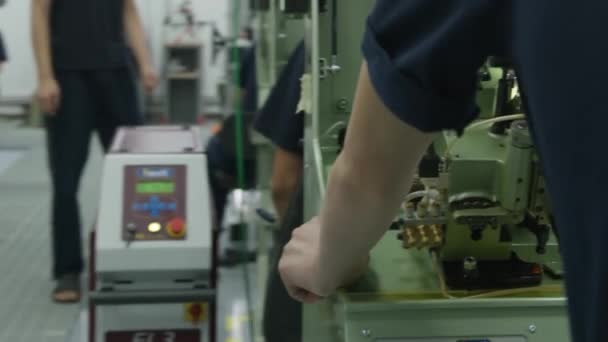 Ein Junger Mann Arbeitet Der Werkstatt Einer Maschine Nahaufnahme Bewegung — Stockvideo