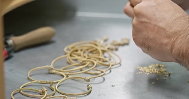 Showroom Eines Schmuckgeschäfts Mit Schmuck Wind Ringe Armbänder Halsketten Zeitlupe — Stockvideo