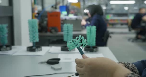 Kobieta Lutownicą Przymocowuje Plastikowe Części Fabryce Slow Motion Zbliżenie — Wideo stockowe