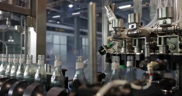 生产线上的玻璃饮用水瓶 慢动作 — 图库视频影像