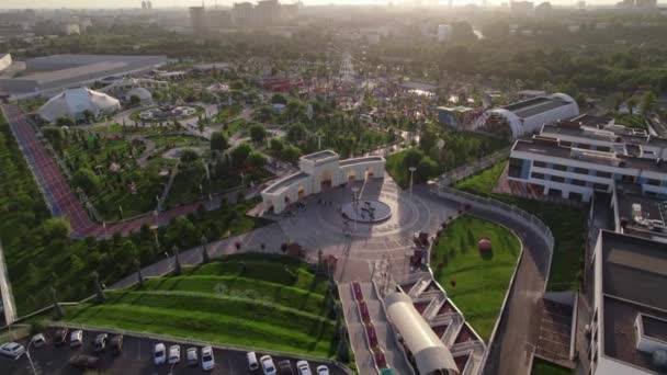 乌兹别克斯坦塔什干 2022年4月8日 一架无人驾驶飞机载着旋转木马飞越游乐园 空中景观 — 图库视频影像