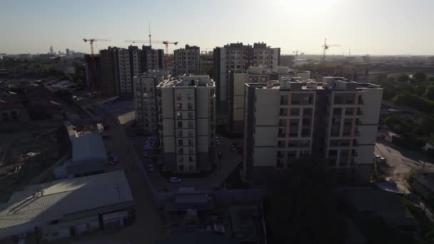 Nsansız Hava Aracı Güneşli Yaz Gününde Apartmanların Üzerinden Uçuyor — Stok video