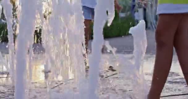 Bir Yaz Günü Parkta Bir Çeşmenin Üzerinde Yürüyen Insanların Ayakları — Stok video