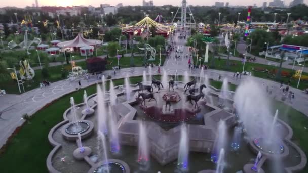 乌兹别克斯坦塔什干 2022年4月8日 一架无人驾驶飞机飞越游乐场的喷泉 空中视图 — 图库视频影像
