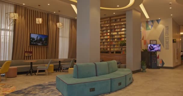 乌兹别克斯坦塔什干 2022年4月8日 一个昂贵的豪华酒店的大堂和接待处 慢动作 — 图库视频影像