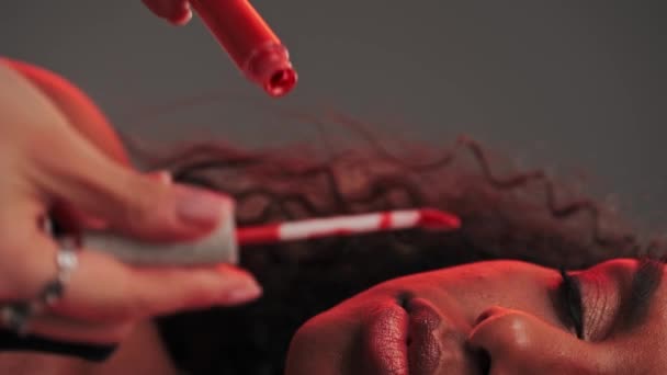 Maquiagem Artista Aplicando Batom Nos Lábios Jovem Modelo Atraente Estúdio — Vídeo de Stock