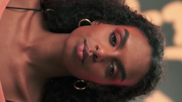 Porträtt Ung Svärtig Kvinna Med Afro Stil Hår Och Ljus — Stockvideo