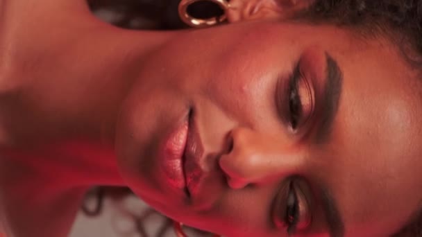 Retrato Uma Jovem Mulher Com Penteado Afro Maquiagem Brilhante Ela — Vídeo de Stock