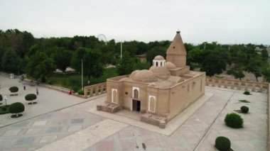 Özbekistan 'ın Buhara kentindeki CHASHMA AYUB antik Asya mozolesi. Drone, Hava Görüntüsü.
