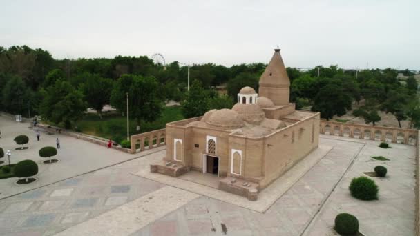ウズベキスタンのブハラにある古代アジアの霊廟 ドローン エアリアルビュー — ストック動画