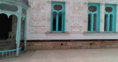 Özbekistan 'ın Buhara kentindeki Sitorai Mohi-Hosa Sarayı avlusunun panoraması. Buhara Emiri 'nin kır evi. Panorama, Yavaş Hareket.