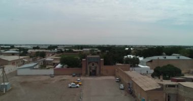 İnsansız hava aracı Sitorai Mohi-Hosa Sarayı 'nın ana giriş ve avlusunun üzerinde uçuyor. Buhara Emiri 'nin kır evi. Drone, Hava Görüntüsü.