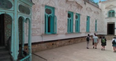 Bir grup turist Sitorai Mohi-Hosa Sarayı 'nın avlusundan geçiyor. Buhara Emiri 'nin kır evi..