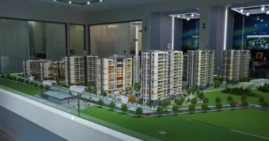Manzaralı ve yollu apartmanların minyatür modelinin panoraması. Yavaş Hareket.