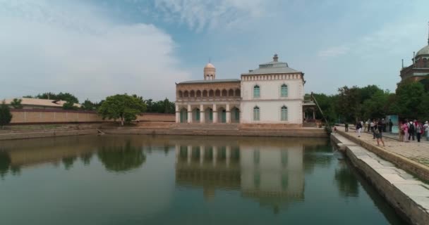 Drohne Fliegt Über Den Pool Des Sitorai Mohi Hosa Palace — Stockvideo