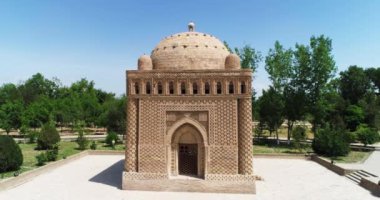 Güneşli bir günde Ismoil Somoniy medresesinin yakınında bir dron uçar. Özbekistan, Buhara. Hava Görünümü.