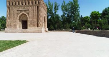 Güneşli bir günde Ismoil Somoniy medresesinin yakınında bir dron uçar. Özbekistan, Buhara. Hava Görünümü.