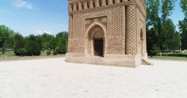 Güneşli bir günde bir İHA, Ismoil Somoniy medresesi üzerinde alçaktan uçar. Özbekistan, Buhara. Hava Görünümü.