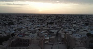 Şafakta eski şehrin ve ünlü anıt kompleksi iKalyan Poi Kalon Kompleksi ve Poi Kalon Minaret n Bukhara 'nın üzerinde bir dron uçar. Hava manzarası, Özbekistan.