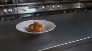 Şef pahalı bir otelin mutfağında makarna servis eder ve onları garsona verir. Kapat, Yavaş Hareket.