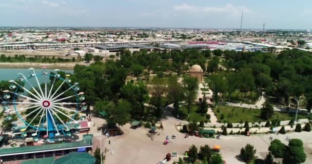 Drone Vuela Sobre Ismoil Somoniy Madrasah Día Soleado Uzbekistán Vista — Vídeos de Stock