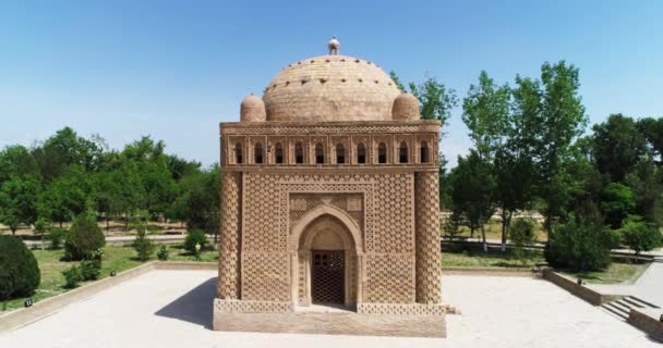 Drone Voa Perto Ismoil Somoniy Madrasah Dia Ensolarado Uzbequistão Bukhara — Vídeo de Stock