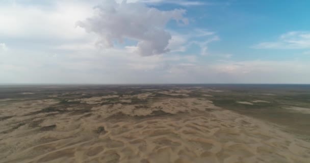 Dronn Vuela Sobre Las Dunas Arena Del Desierto Día Nublado — Vídeos de Stock