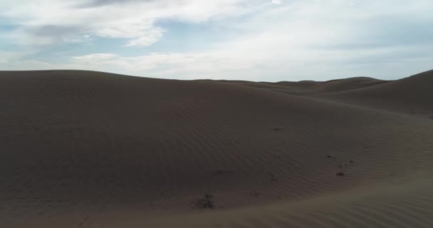 Drone Vliegt Heel Laag Zandduinen Van Woestijn Laat Stof Opwaaien — Stockvideo
