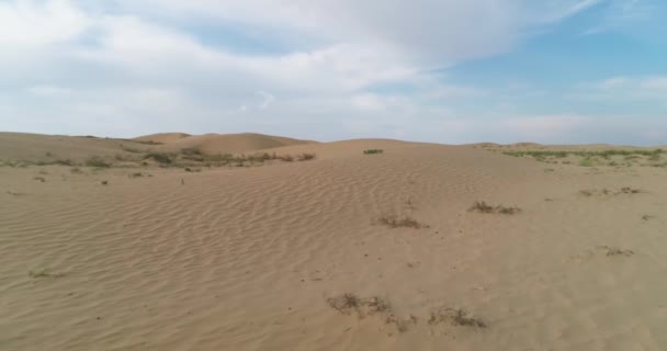 Drone Flyger Väldigt Lågt Över Ökensanden Sanddyner Sparkar Upp Damm — Stockvideo