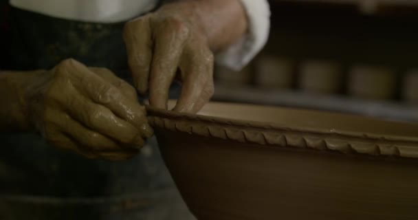 Ruce Mistra Hrnčíře Který Pracuje Hrnčířském Kole Při Výrobě Nádobí — Stock video