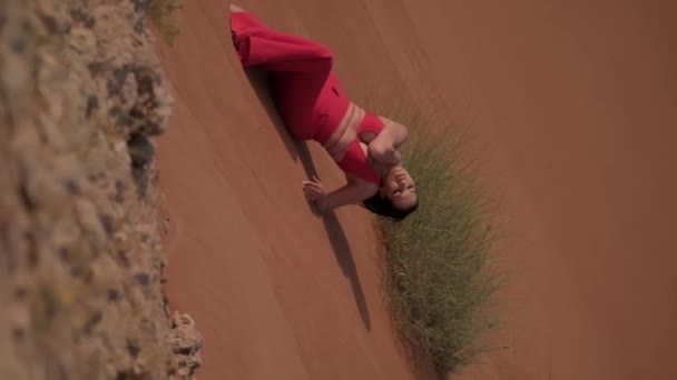 Jonge Elegante Vrouw Lichtrode Jurk Liggend Het Zandduin Van Woestijn — Stockvideo
