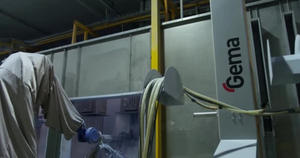 用于油漆工业零件的机器人输送机 慢动作 — 图库视频影像