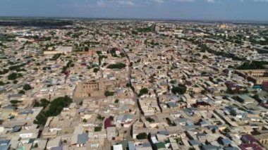 İnsansız hava aracı Chor Minor 'un avlusuna, Khalif Niyaz-kul, Bukyara, Özbekistan' ın Madrasah 'ına iner. Bulutlu gün, Hava Görünümü.