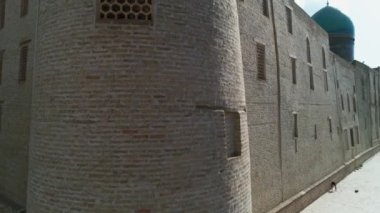 İnsansız hava aracı Chor Minor 'un avlusundan uçuyor, Khalif Niyaz-kul' un Madrasah 'ı. Eski Buhara, Özbekistan. Bulutlu bir gün. Hava Görünümü.