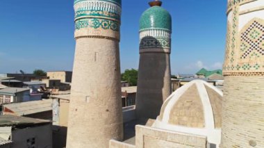 Chor Minor 'un etrafında bir dron uçuyor, Khalif Niyaz-kul' un Madrasah 'ı. Eski Buhara, Özbekistan. Güneşli bir yaz günü. Hava Görünümü.