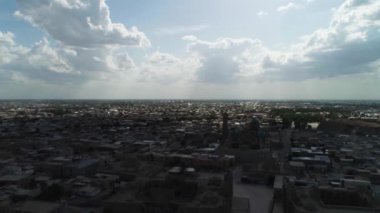 Özbekistan 'ın eski Buhara kentindeki Poi-Kalon mimari kompleksinin üzerinde bir dron uçuyor. Bulutlu bir gün. Hava Görünümü.