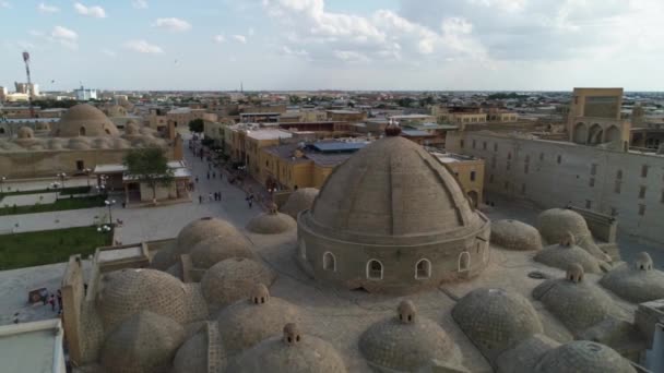 Drone Sobrevoa Domes Trading Bukhara Bukhara Velho Uzbequistão Dia Ensolarado — Vídeo de Stock