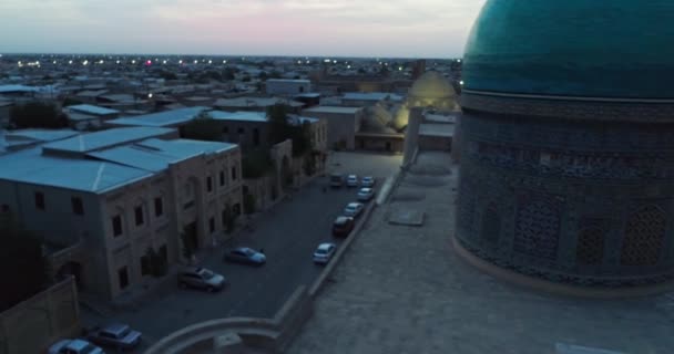 ドローンは建築複合体カロン 英語版 のメインゲートの近くで飛ぶ ウズベキスタンの古いブハラ エアリアルビュー — ストック動画