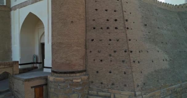 ドローンはウズベキスタンの古いブハラにある古代のアーク要塞複合体のメインゲートの近くで飛ぶ 早朝に放送されました エアリアルビュー — ストック動画