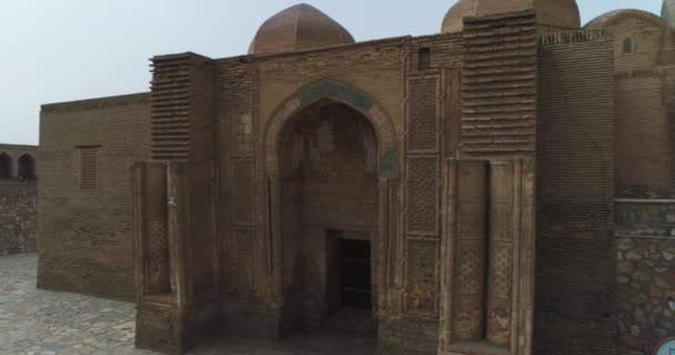 Pesawat Tak Berawak Itu Terbang Dekat Gerbang Kuno Kompleks Masjid — Stok Video
