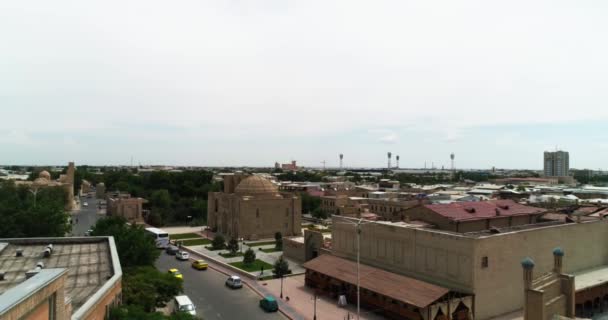Nad Starobylými Branami Mešity Magok Attari Starém Buchara Uzbekistánu Zvedá — Stock video