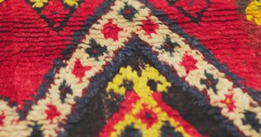 Özbekistan 'daki Semerkant halılarının süs ve desenlerine yakın çekim. Klasik teknolojiye göre üretildi.