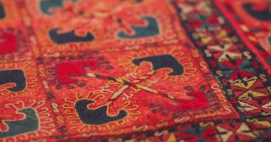 Özbekistan 'daki Semerkant halılarının süs ve desenlerine yakın çekim. Klasik teknolojiye göre üretildi.