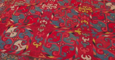 Özbekistan 'daki Semerkant halılarının süs ve desenlerine yakın çekim. Klasik teknolojiye göre üretildi.