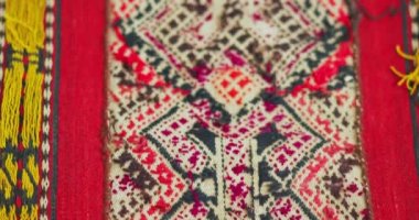 Özbekistan 'daki Semerkant halılarının süs ve desenlerine yakın çekim. Klasik teknolojiye göre üretildi.